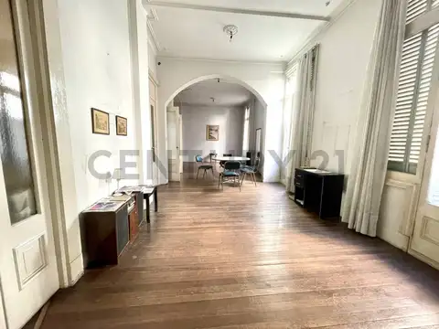 Gran departamento en Edificio Historico