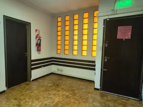 Oficina 8 ambientes con 1 baño