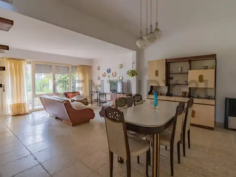 VENTA CASA DE 4 AMBIENTES CON PARQUE Y COCHERA