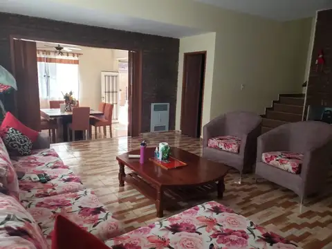 Casa en Venta con 2 cocheras