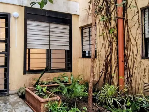 Departamento de pasillo de dos dormitorios con patio centro rosario
