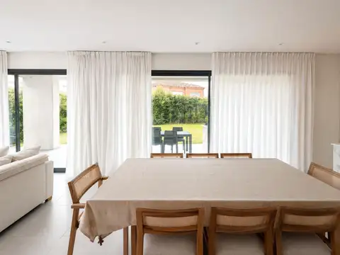 Casa 6 ambientes con 4 baños