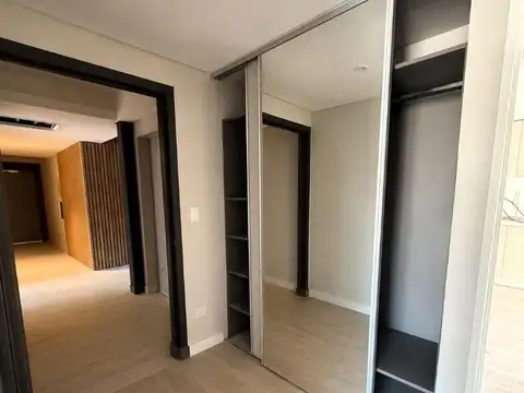 O Connor 100, Piso 1