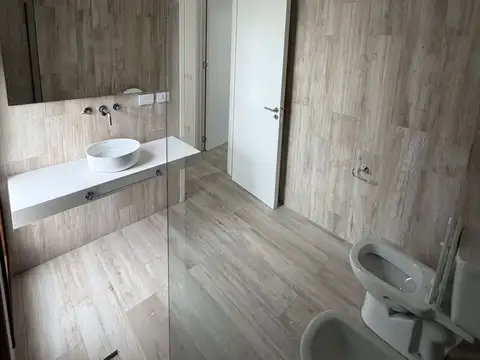Casa en Alquiler con 3 cocheras