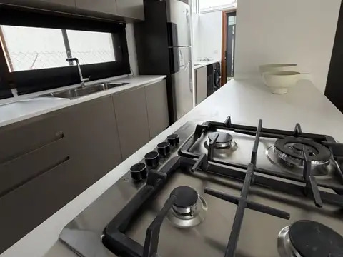 Casa en Alquiler en City Bell, $ 2.300