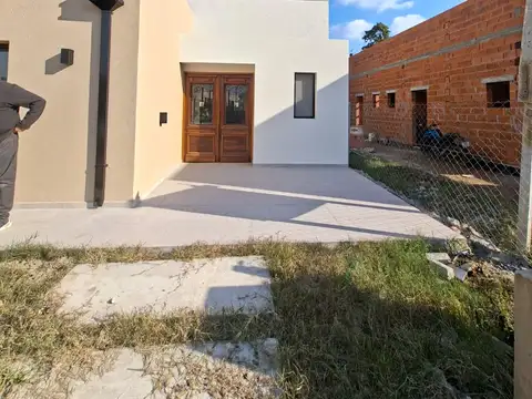 Casa 4 ambientes con 1 baño
