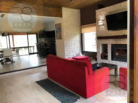 Casa 4 ambientes con 2 baños