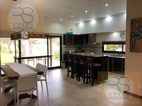 Casa en Venta con 2 cocheras