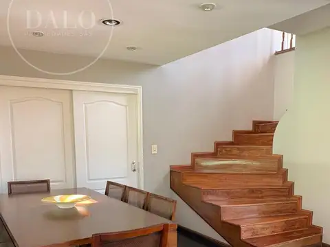 Casa en Venta con 6 cocheras