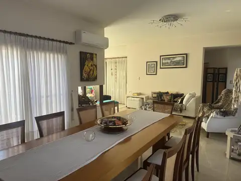 Casa 6 ambientes con 5 baños