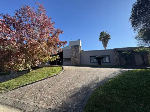 ¡Venta! Impresionante casa en El Bosque - 6 dormitorios ¡Playroom en planta alta!
