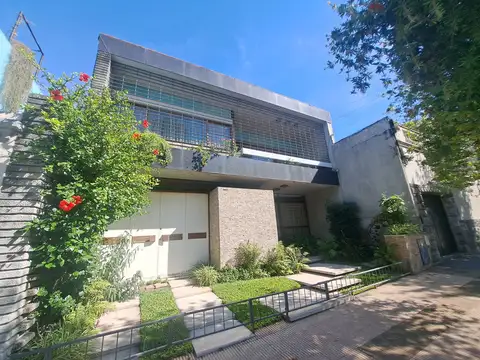 OPORTUNIDAD  Casa de Estilo de 2 pisos con pileta, cochera y jardin en venta en Parque Avellaneda