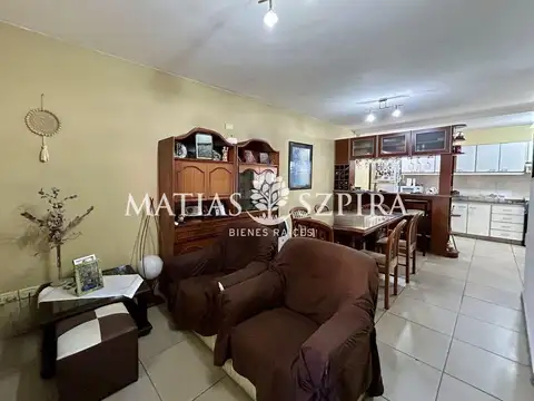 Casa 4 ambientes con 2 baños