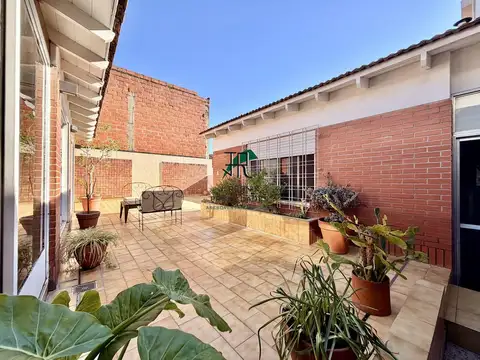 CASA 4 AMB - 2 COCHERAS - PATIO - QUINCHO - GALPÓN IMPECABLE