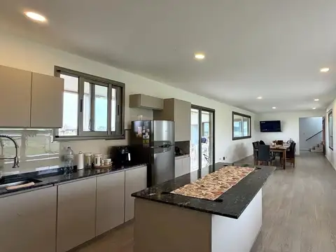 Casa en Venta con 3 cocheras