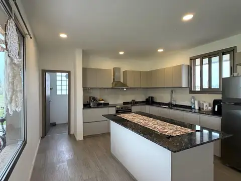 Casa en Venta con 3 cocheras