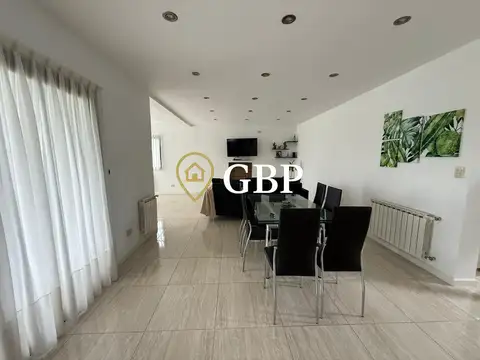 Casa en Alquiler con 4 cocheras