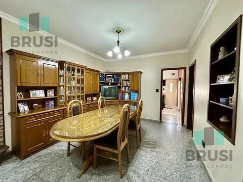 Casa en Venta con 2 cocheras
