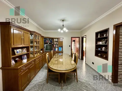 Casa 5 ambientes con 2 baños