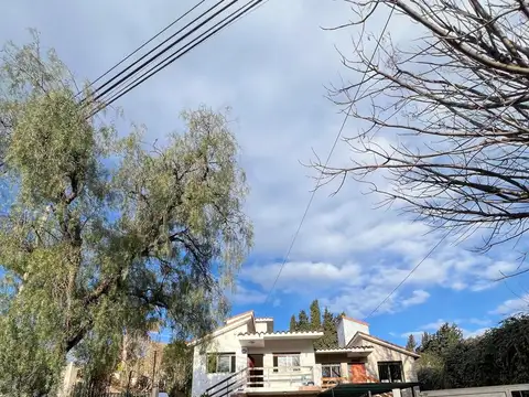 Casa 8 ambientes con 2 baños