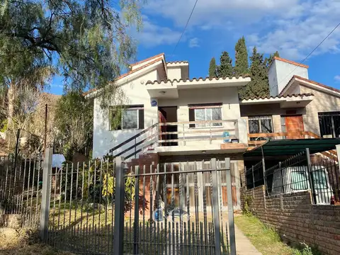 Casa 8 ambientes con 2 baños