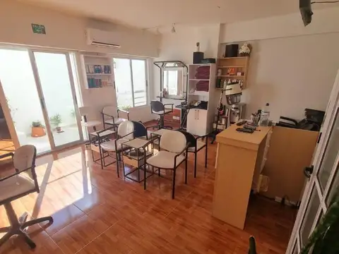 MONOAMBIENTE CON PATIO Y COCINA SEMI INTEGRADA