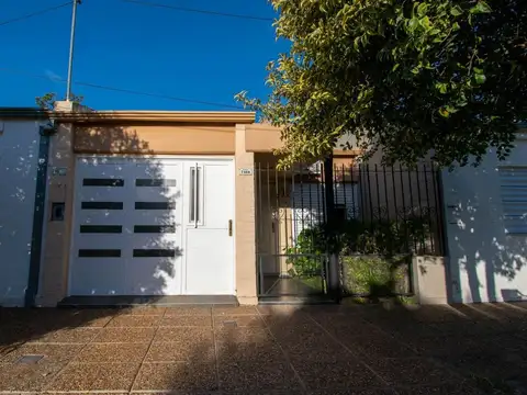 Casa de 1 dormitorio y garaje, Sarmiento 7100