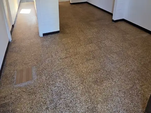 Dpto monoamb al frente amplio divisible con patio. Excelente ubicacion: Balcarce 608, Lomas de Zamora