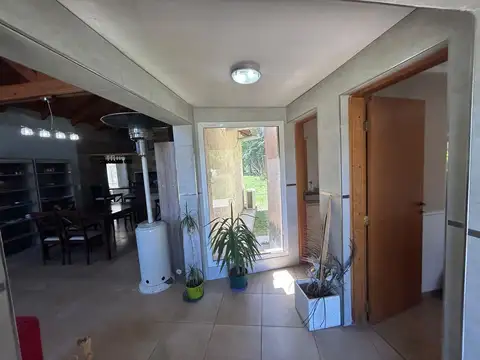 Casa 8 ambientes con 2 baños