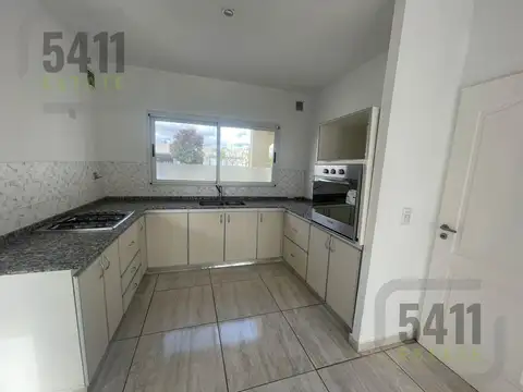 Casa en Alquiler con 1 cochera