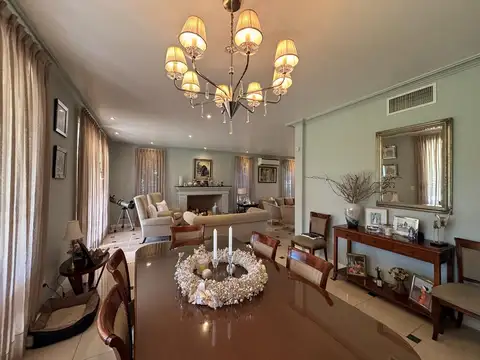 Casa en Venta con 3 cocheras