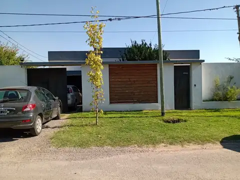 CASA DE 3 DORMITORIOS, CON GRAN PARQUE 