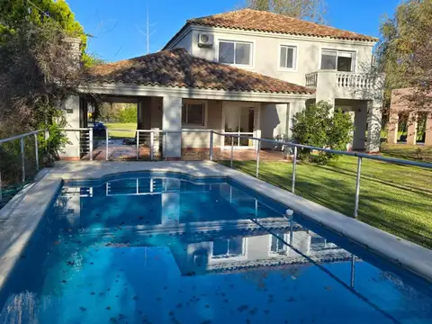 Excelente Chalet sobre GolF