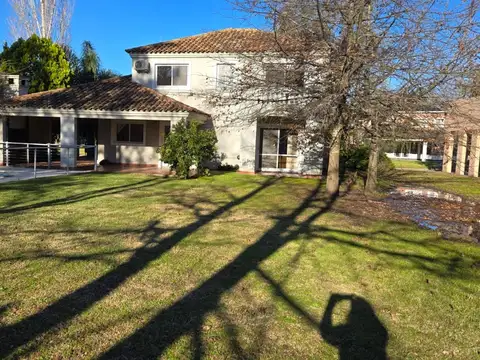 Excelente Chalet sobre GolF