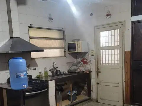 Casa 11 ambientes con 2 baños