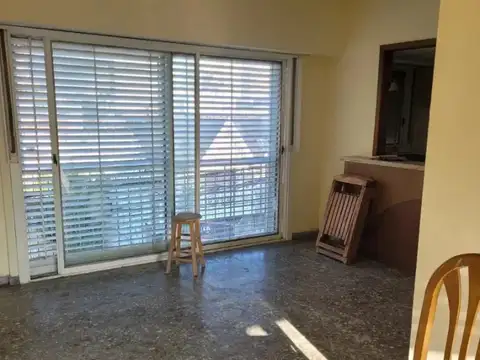 Departamento Semipiso 3 amb. Balcón al Fte. Excelente Ubicación. Terraza compartida.