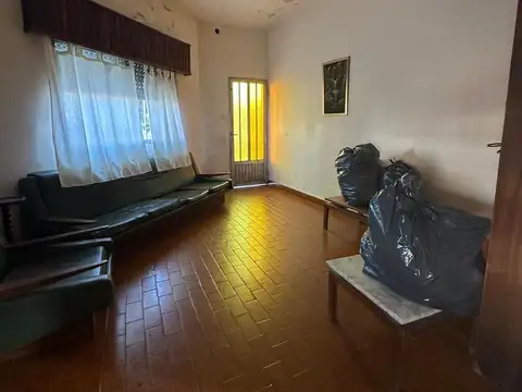 Casa 6 ambientes con 1 baño