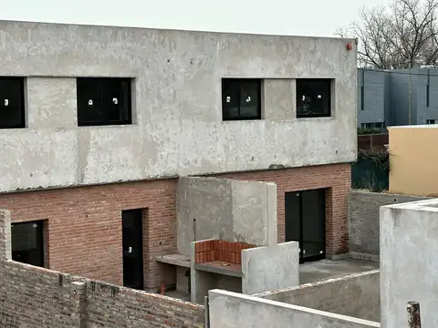 Casa en  Tierra nueva. 2 plantas. Jardín