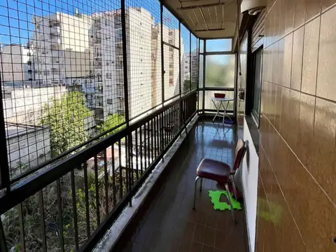 EXCELENTE 3 AMBIENTES CON DEPENDENCIAS ,ESTACION DE SUBTE EN LA ENTRADA DEL EDIFICIO