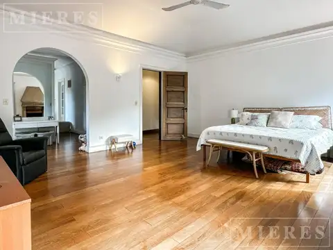 Muy linda casa en venta en Lomas Jockey, con orientación Este y un lindisimo jardin.