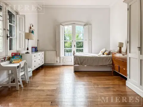 Muy linda casa en venta en Lomas Jockey, con orientación Este y un lindisimo jardin.