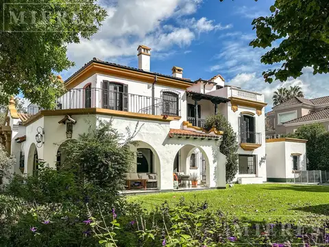 Muy linda casa en venta en Lomas Jockey, con orientación Este y un lindisimo jardin.