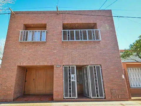 CASA EN VENTA 3 DORMITORIOS CON COCHERA