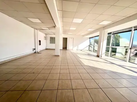 Oficina en Alquiler con 3 cocheras