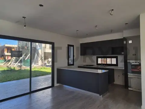 Casa 4 ambientes con 2 baños