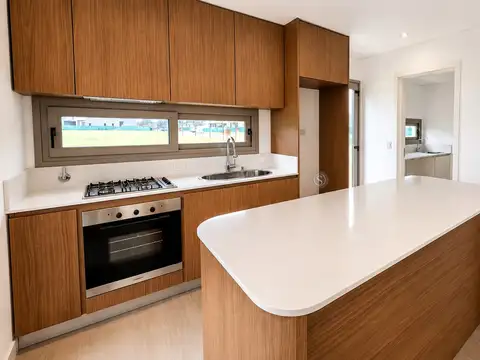 Casa en Alquiler con 2 cocheras