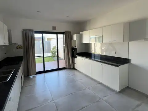 Casa 6 ambientes con 2 baños