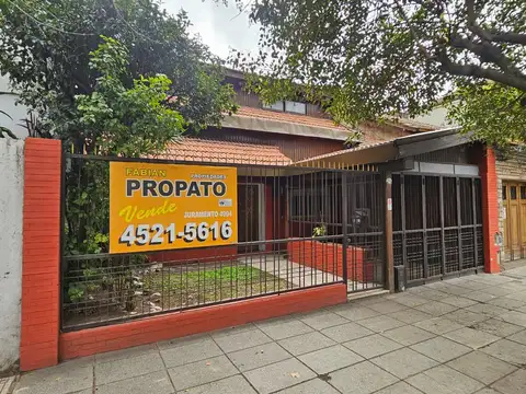 Casa de 6 ambientes en 2 plantas sobre lote propio de 8.66 x 29 con 3 baños, garage para 1 auto, jardín al frente, patio con parque, quincho con parrilla y terraza 