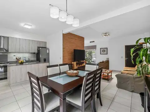 Casa 4 ambientes con 2 baños