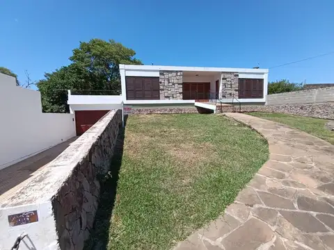 Imponente casa con depósito (ideal gym o local comercial)